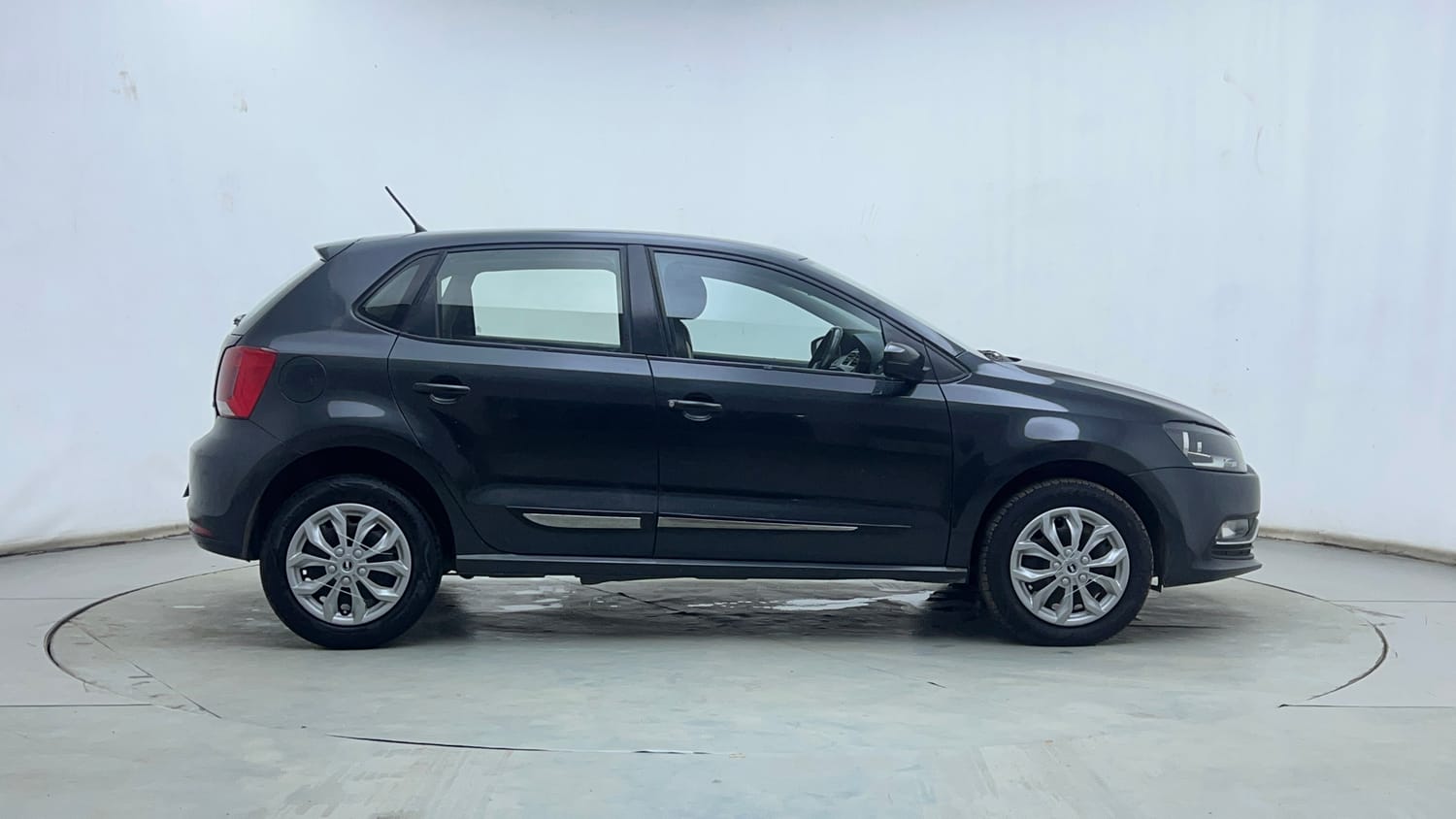 Used 2017 Volkswagen Polo Comfortline 1.5L (D) Diesel Manual exterior RIGHT SIDE VIEW