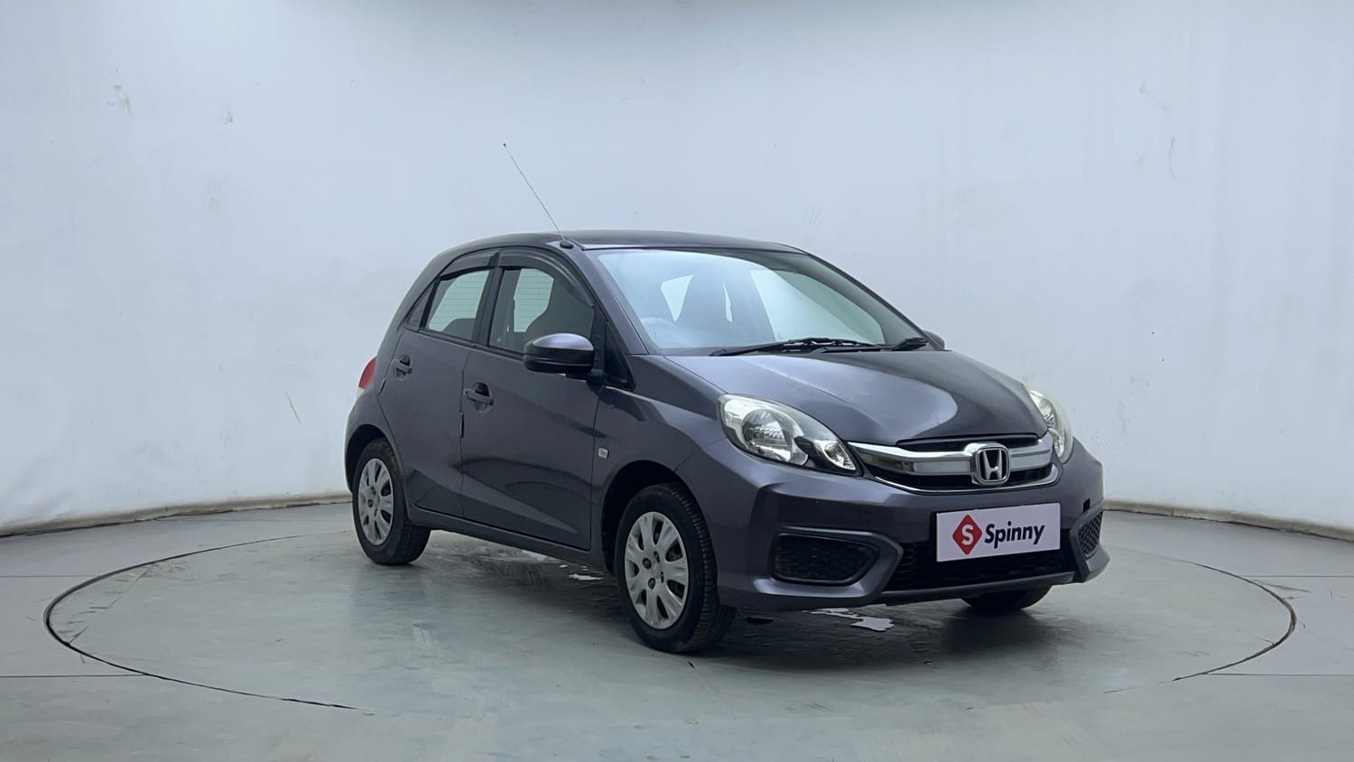 Used 2018 Honda Brio S (O)MT Petrol Manual exterior RIGHT FRONT CORNER VIEW
