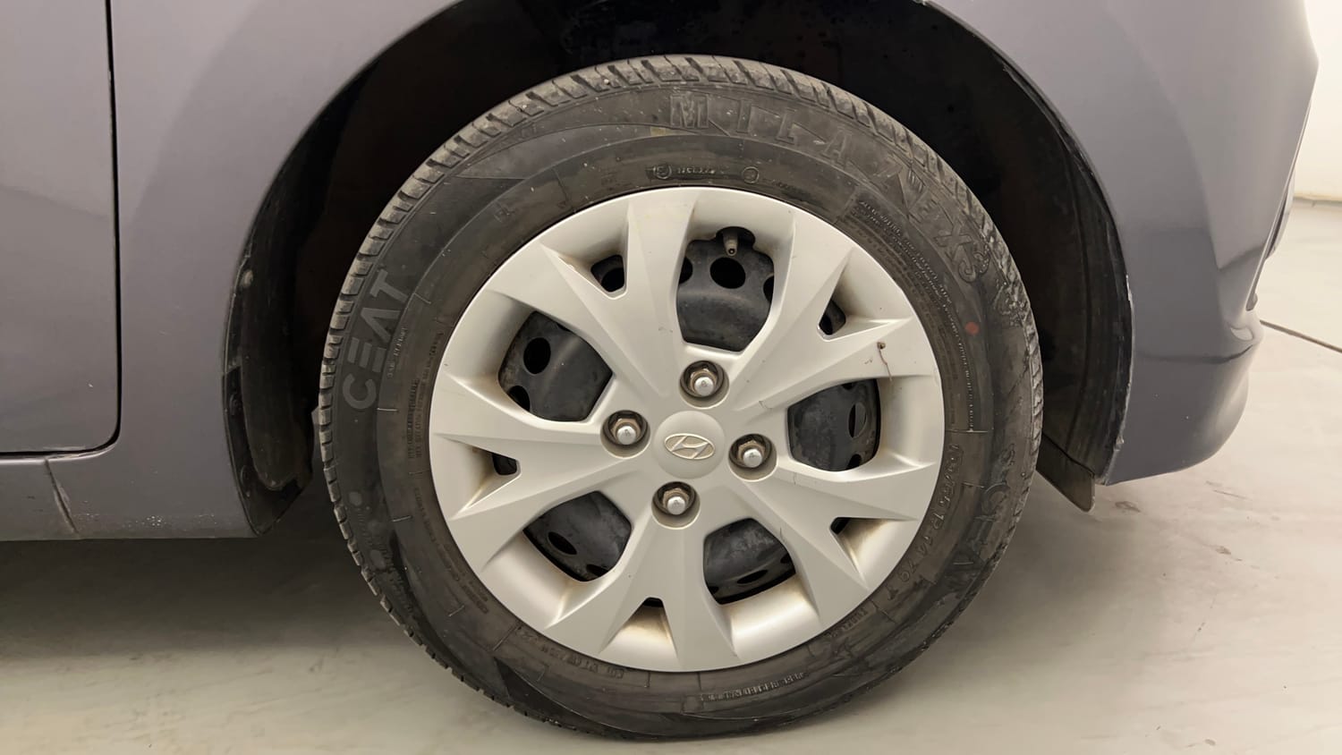 Used 2014 Hyundai Grand i10 Magna 1.2 Kappa VTVT Petrol Manual tyres RIGHT FRONT TYRE RIM VIEW