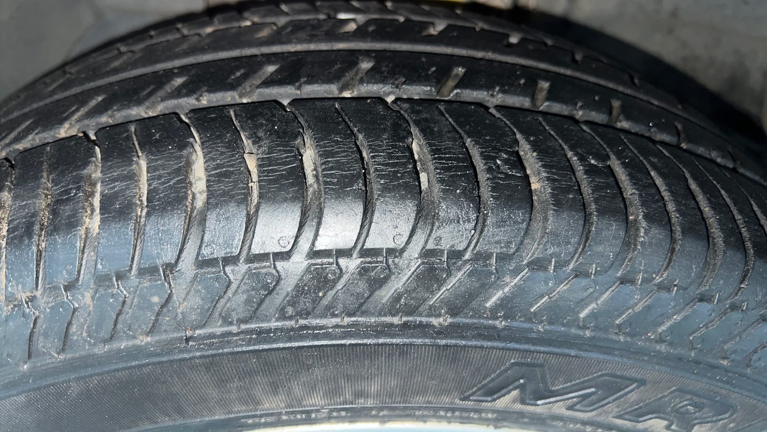 Used 2018 Ford EcoSport Titanium 1.5L Ti-VCT Petrol Manual tyres LEFT FRONT TYRE TREAD VIEW