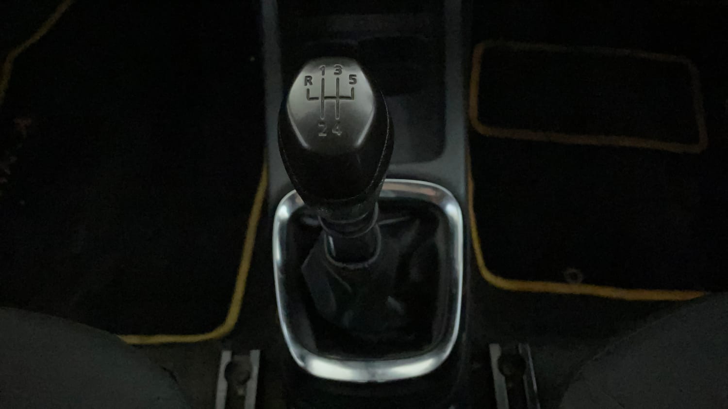 Used 2016 Renault Kwid RXT Petrol Manual interior GEAR  KNOB VIEW