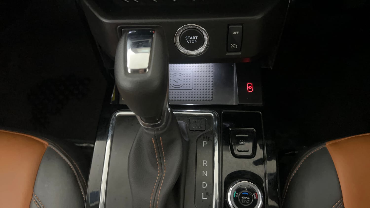 Used 2024 Renault Kiger RXZ Turbo CVT Dual Tone Petrol Automatic interior GEAR  KNOB VIEW