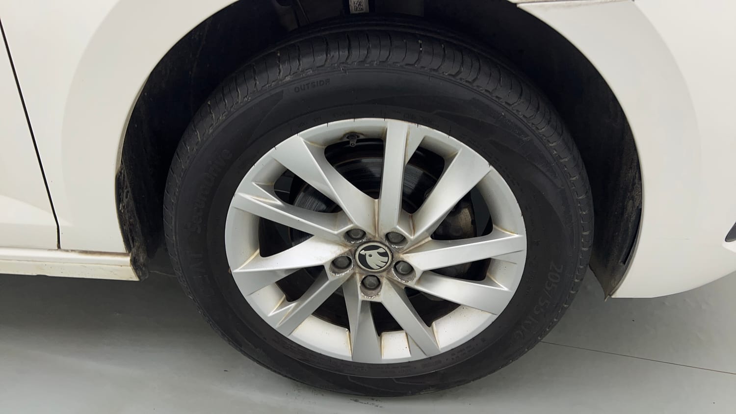 Used 2023 Skoda Slavia Ambition 1.0L TSI MT Petrol Manual tyres RIGHT FRONT TYRE RIM VIEW