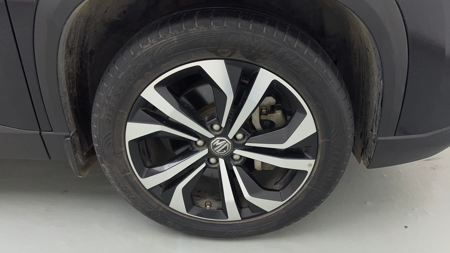 Used 2023 MG Motors Hector Plus Savvy Pro 1.5 Turbo Petrol CVT 6 STR Petrol Automatic tyres RIGHT FRONT TYRE RIM VIEW