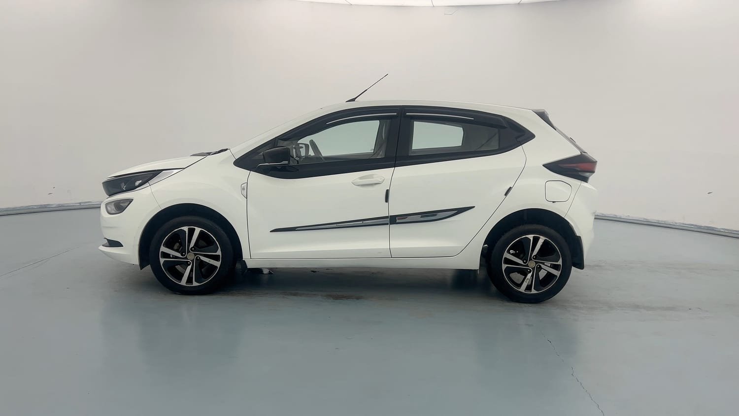 Used 2022 Tata Altroz XZ Plus Diesel Diesel Manual exterior LEFT SIDE VIEW