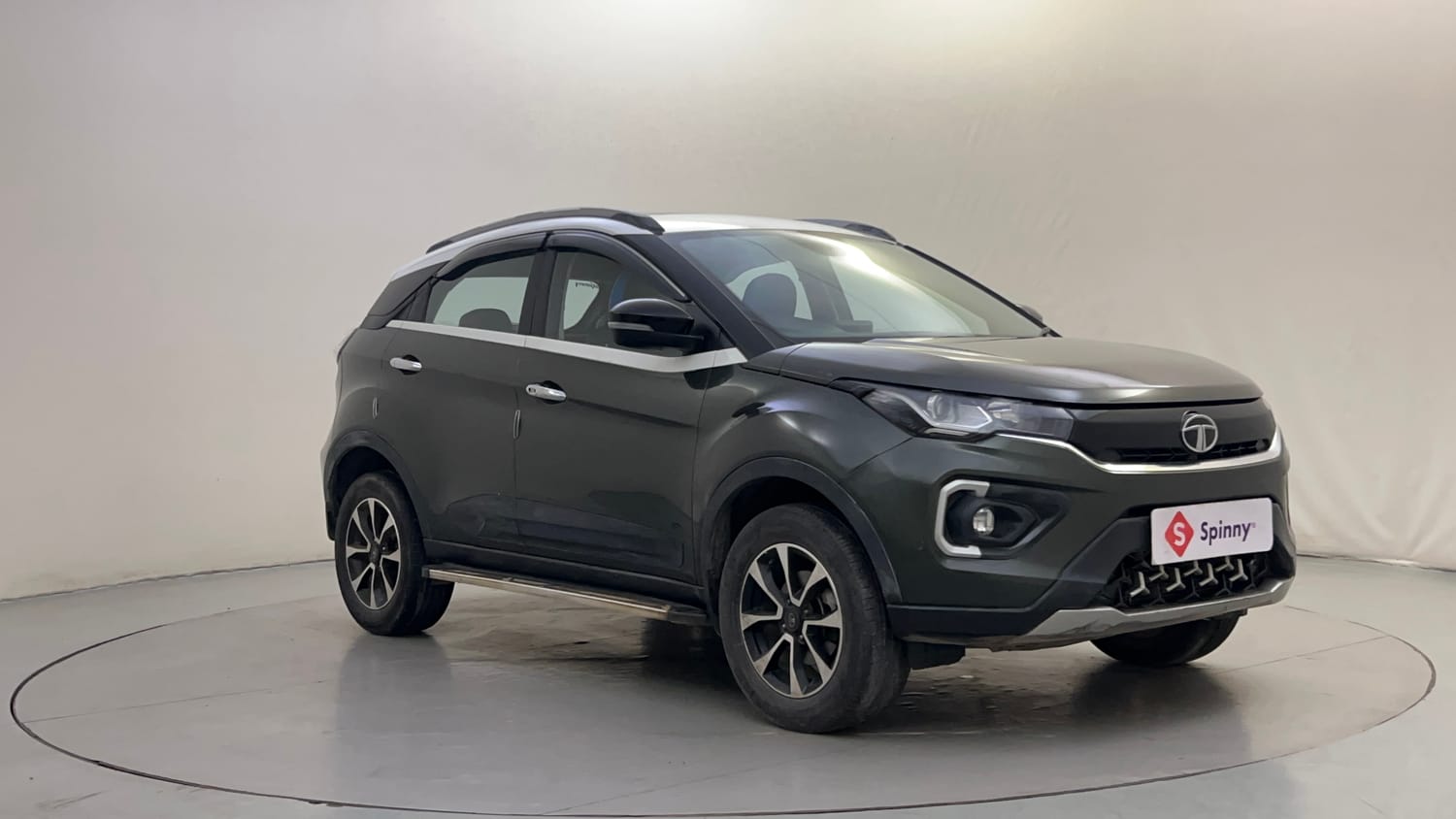 Used 2020 Tata Nexon XZ Plus (O) Dual Tone Petrol Manual exterior RIGHT FRONT CORNER VIEW