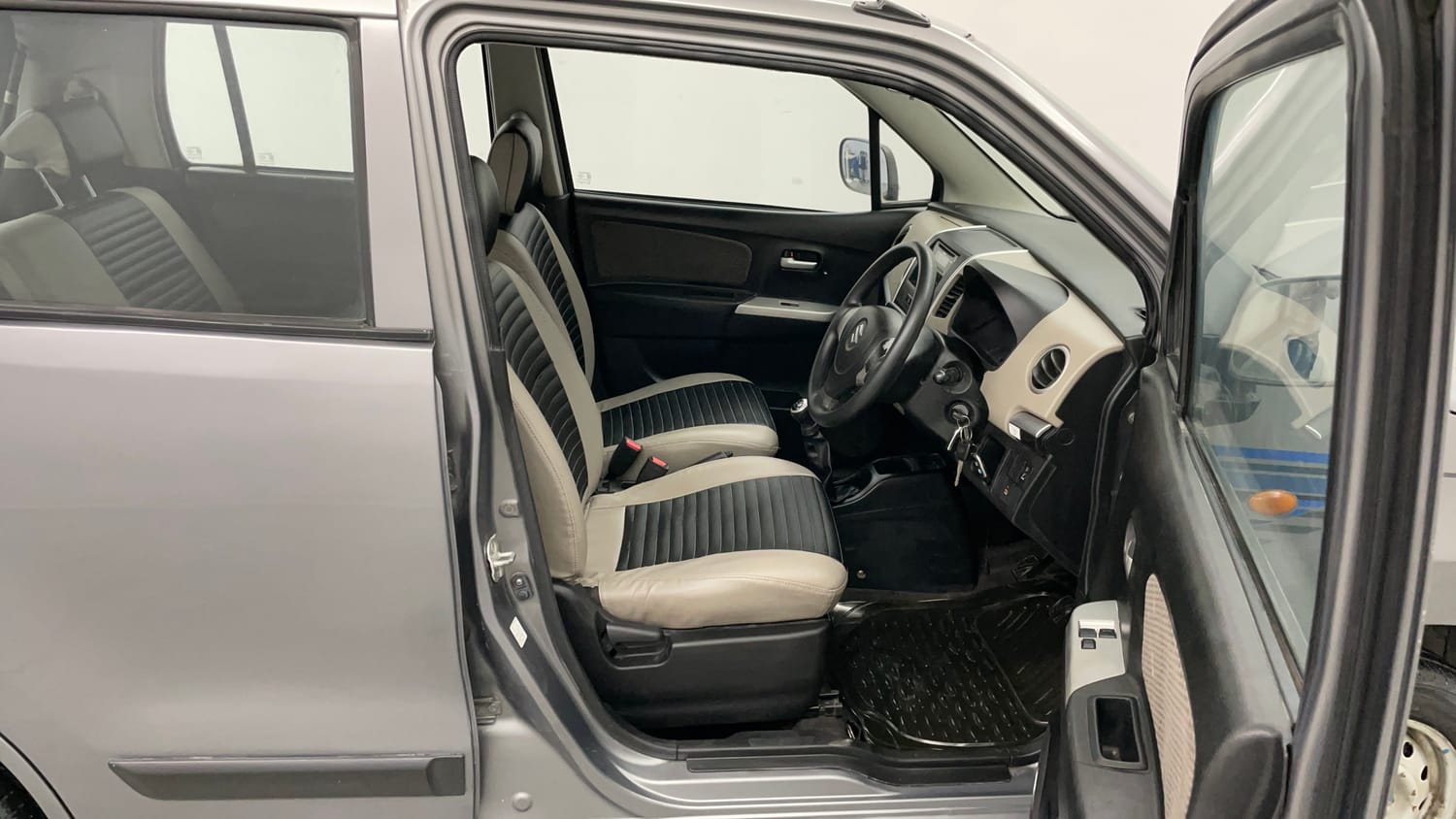 Used 2015 Maruti Suzuki Wagon R LXI Petrol Manual interior RIGHT SIDE FRONT DOOR CABIN VIEW
