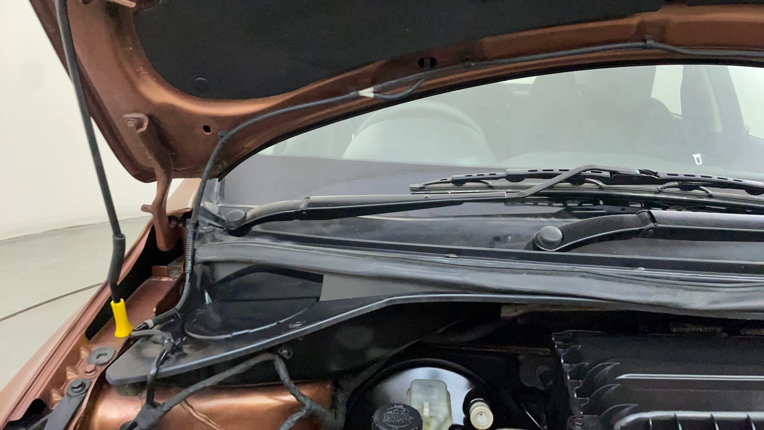 Used 2017 Tata Tigor Revotron XZ (O) Petrol Manual engine ENGINE RIGHT SIDE HINGE & APRON VIEW