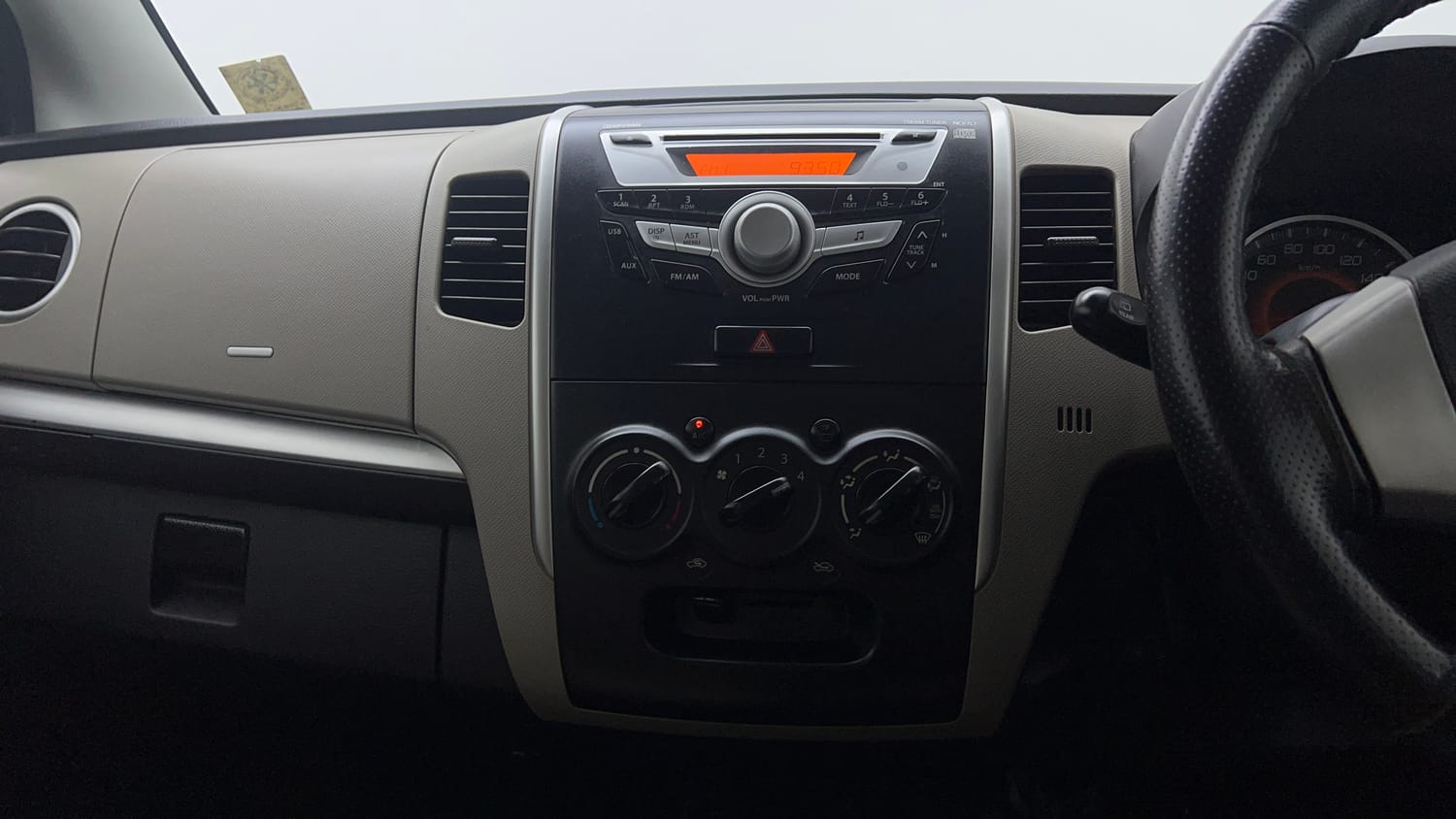 Used 2016 Maruti Suzuki Wagon R VXI Petrol Manual top_features Integrated (in-dash) music system
