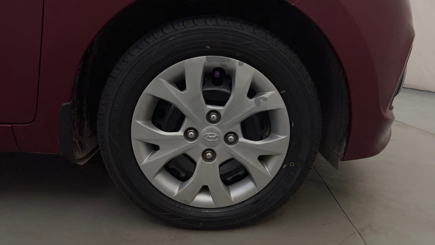 Used 2017 Hyundai Grand i10 Magna AT 1.2 Kappa VTVT Petrol Automatic tyres RIGHT FRONT TYRE RIM VIEW