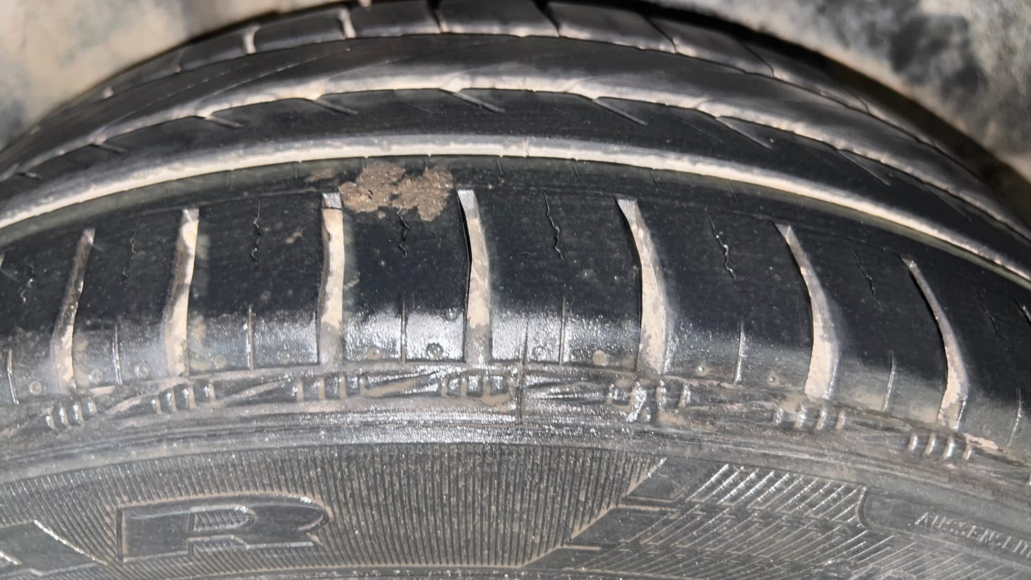 Used 2016 Volkswagen Polo Highline1.2L (P) Petrol Manual tyres RIGHT REAR TYRE TREAD VIEW