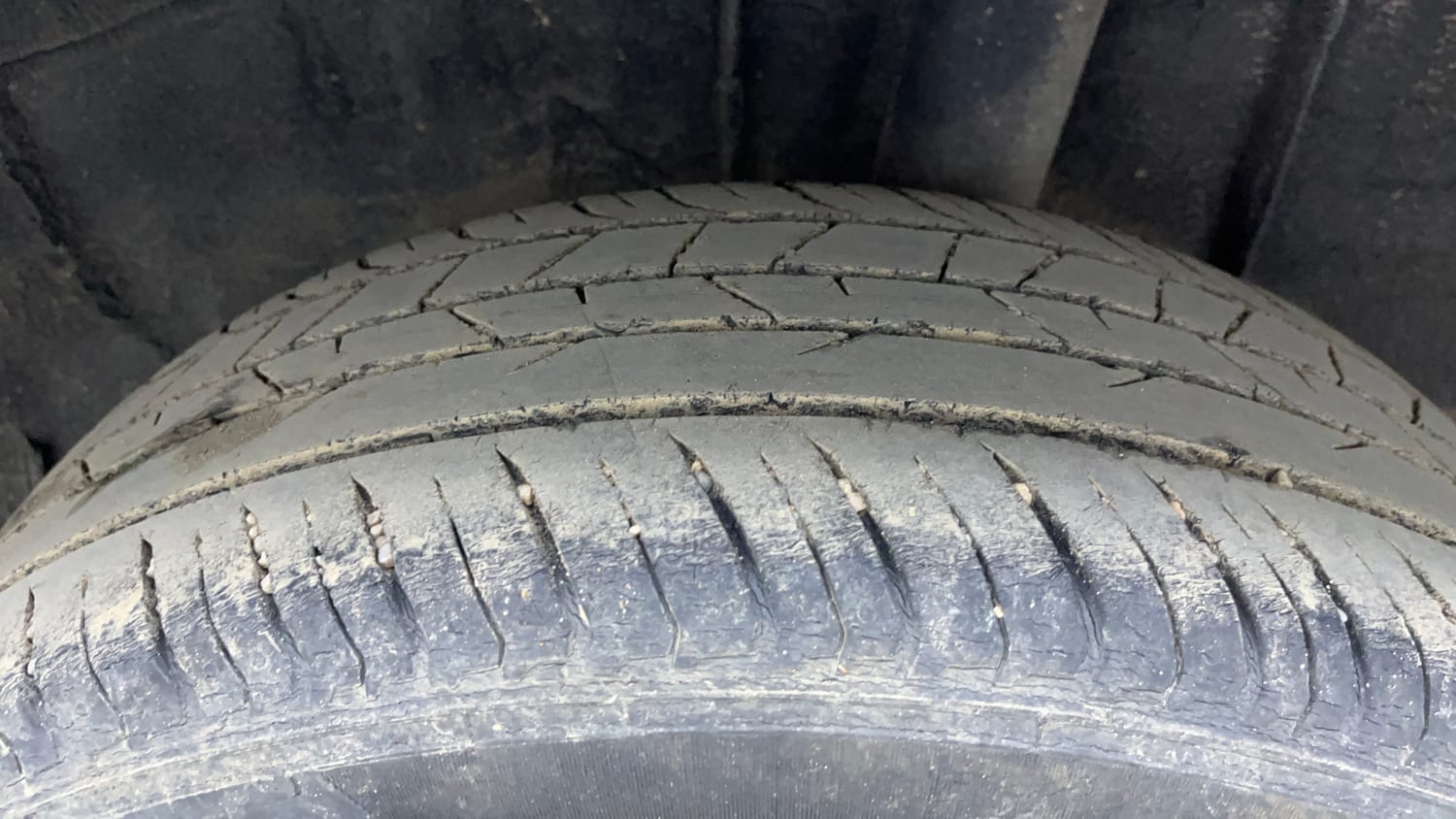 Used 2021 Renault Kiger RXZ 1.0 Turbo MT Petrol Manual tyres LEFT REAR TYRE TREAD VIEW