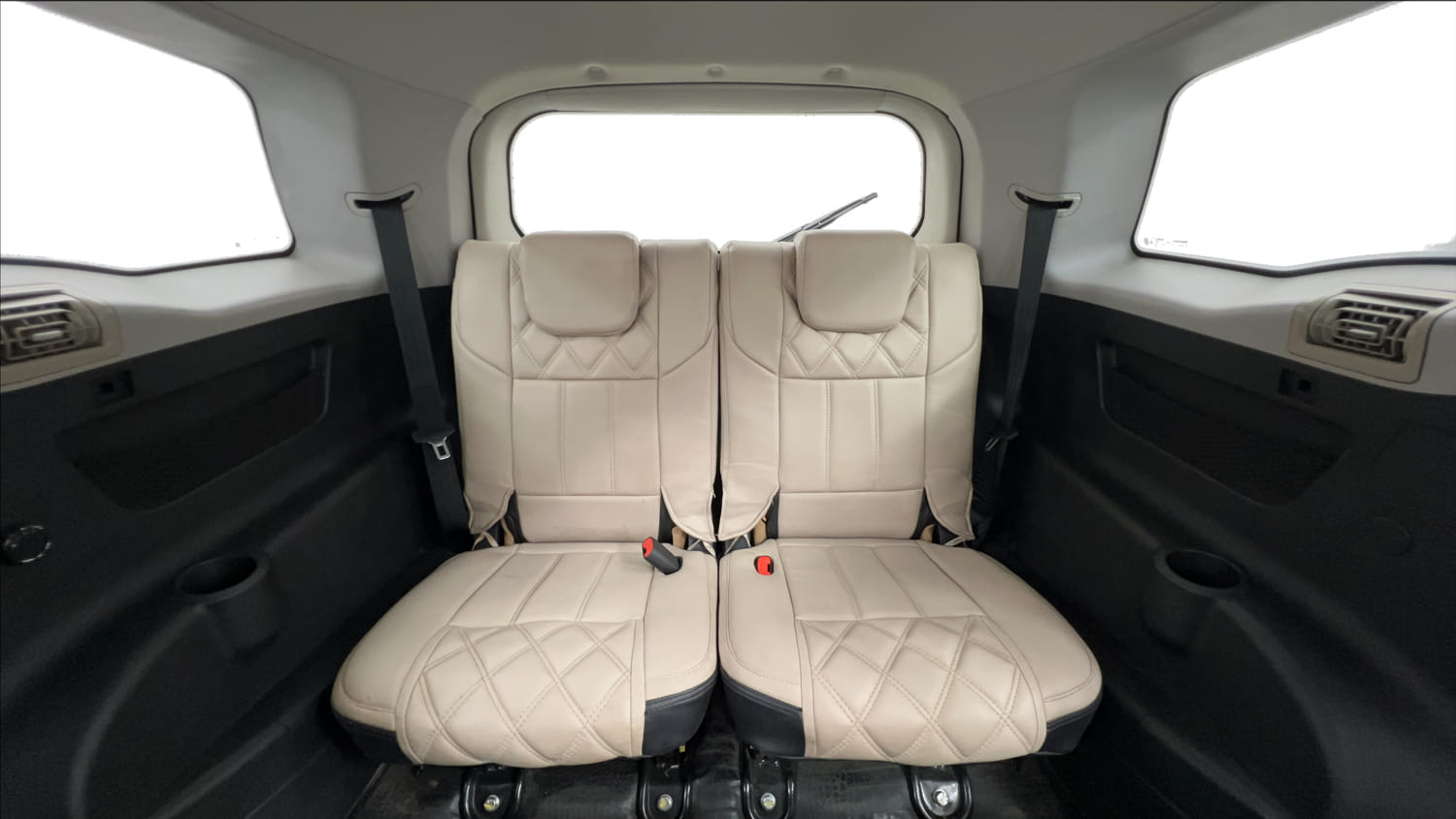 Used 2019 Mahindra XUV500 W9 Diesel Manual interior THIRD ROW SEAT