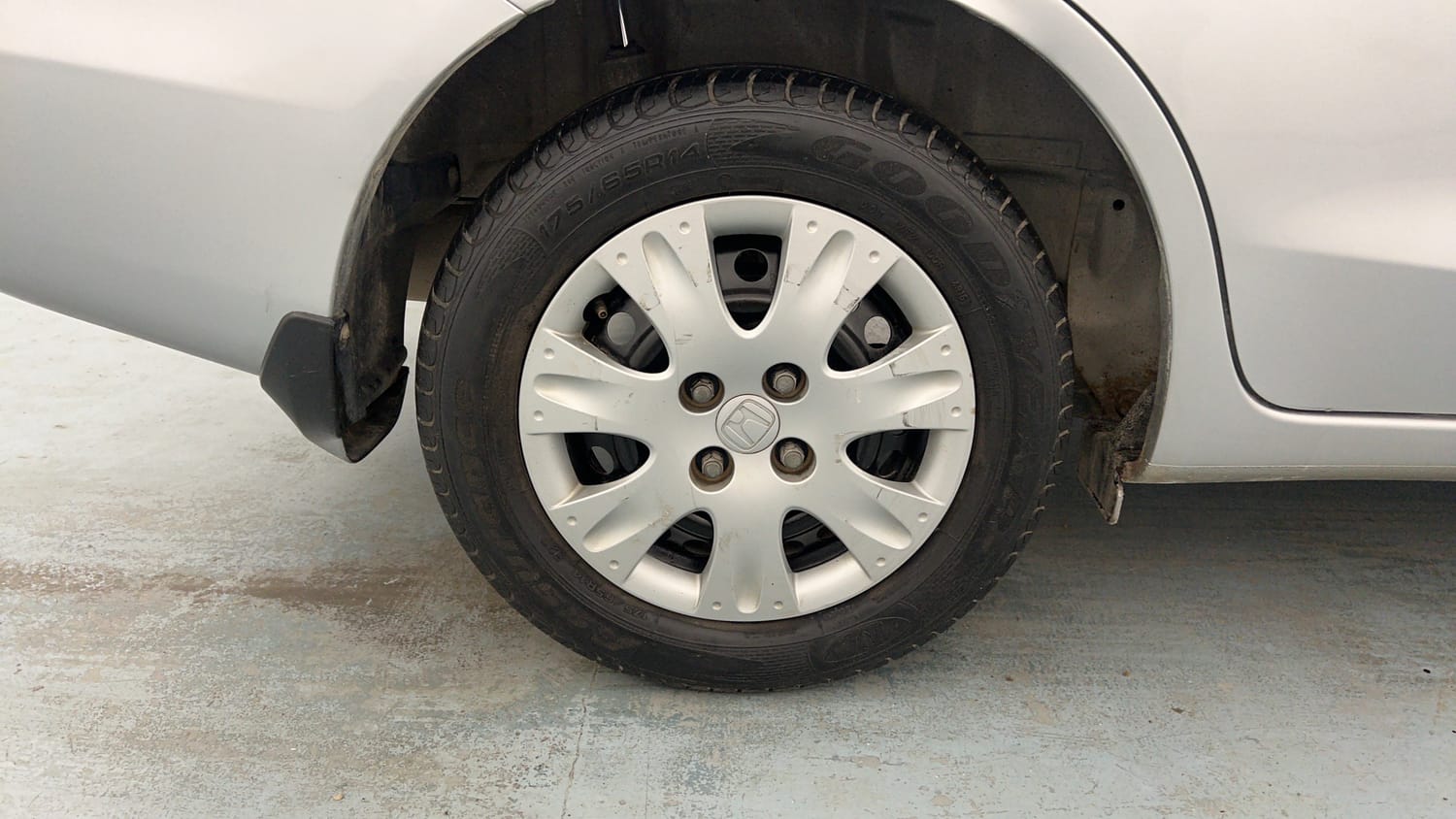 Used 2014 Honda Amaze 1.2 S i-VTEC Petrol Manual tyres RIGHT REAR TYRE RIM VIEW