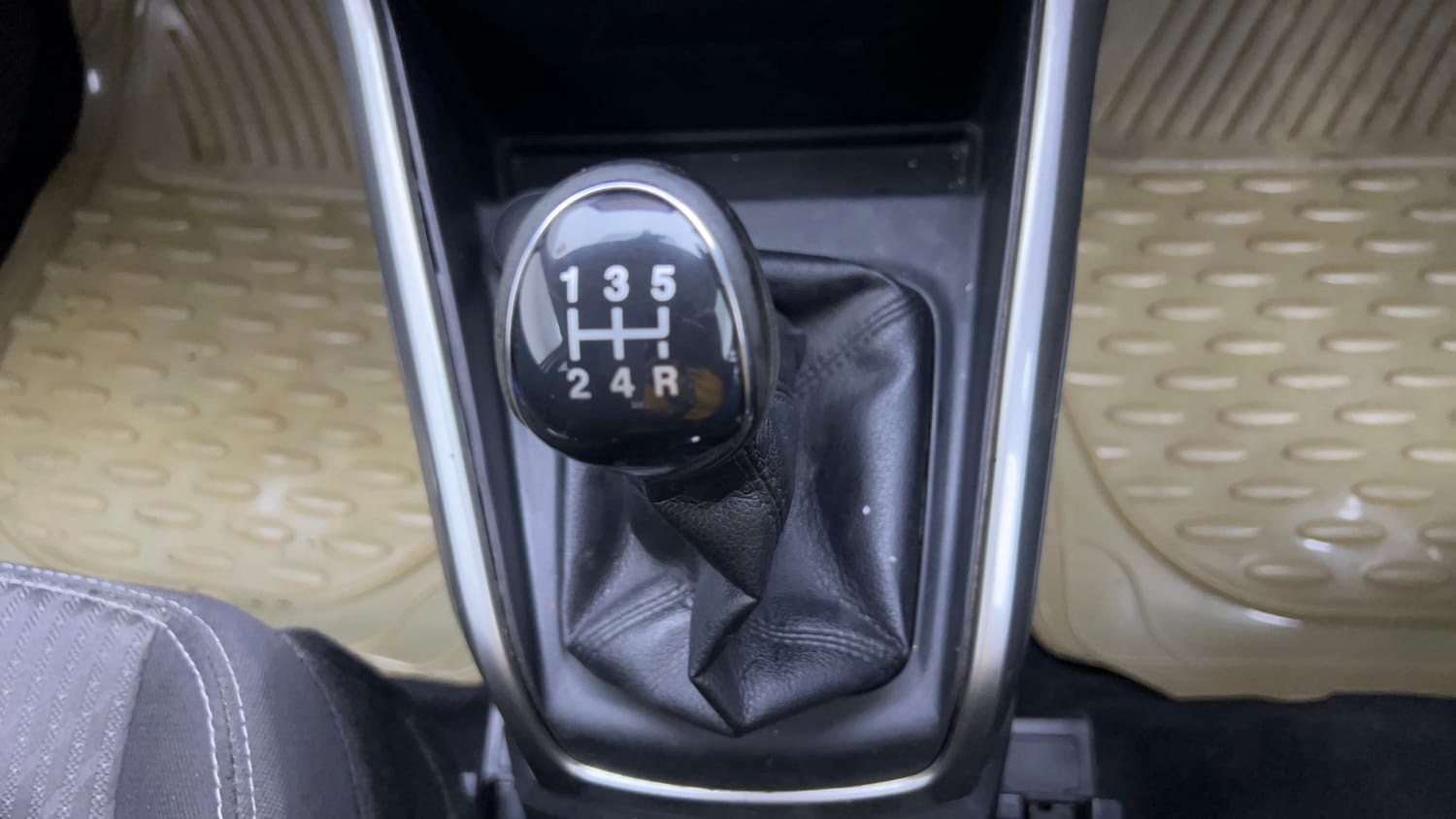 Used 2018 Ford EcoSport Titanium 1.5L TDCi Diesel Manual interior GEAR  KNOB VIEW