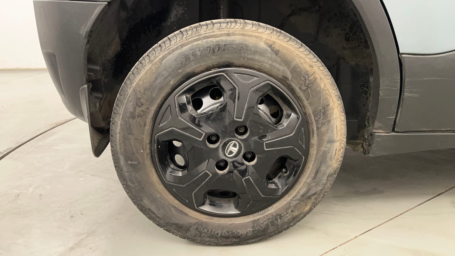 Used 2022 Tata Punch Adventure Rhythm Pack MT Petrol Manual tyres RIGHT REAR TYRE RIM VIEW