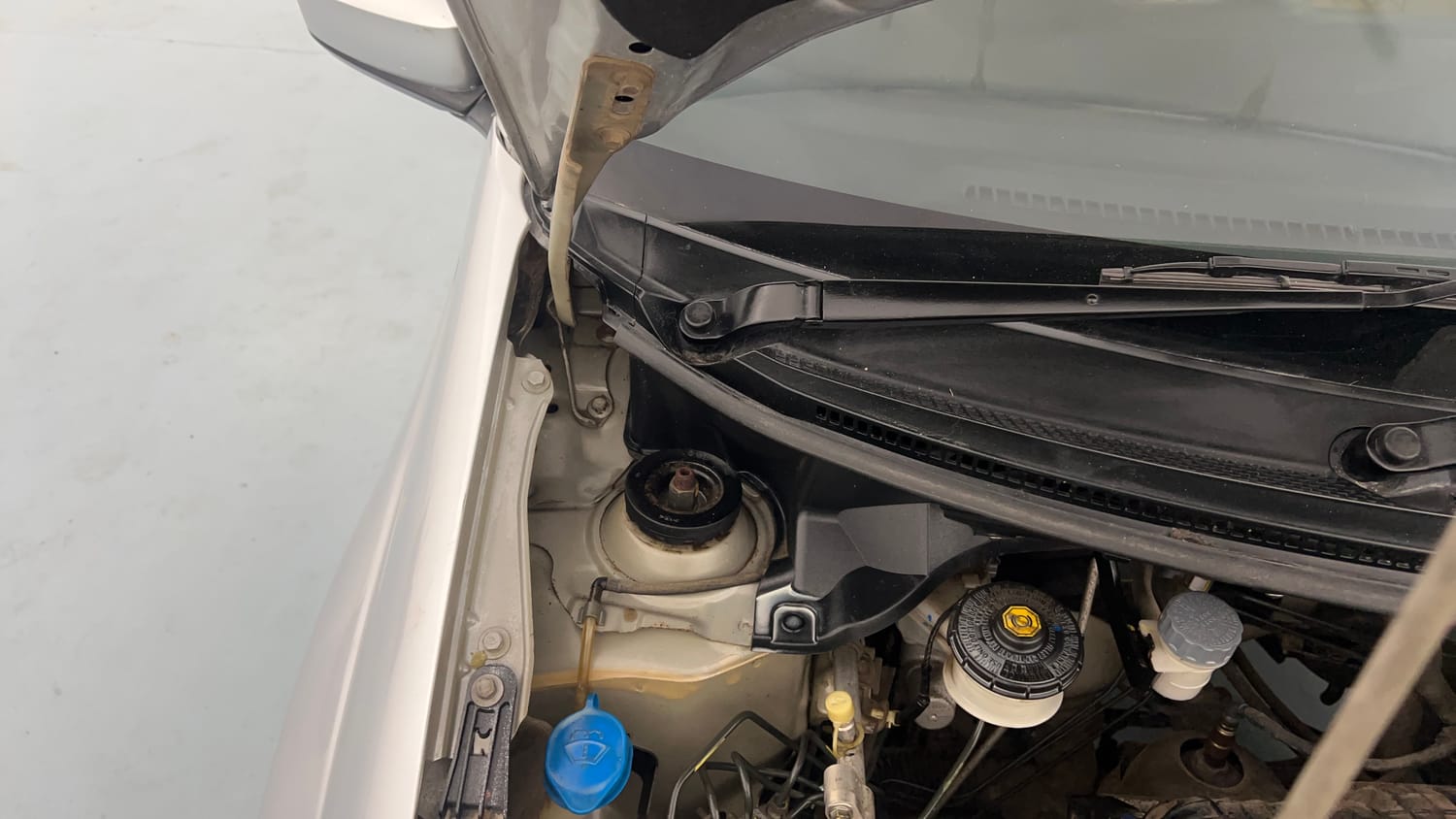 Used 2014 Honda Amaze 1.2 S i-VTEC Petrol Manual engine ENGINE RIGHT SIDE HINGE & APRON VIEW