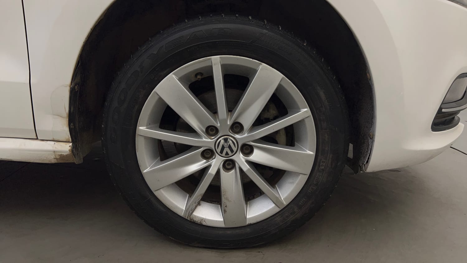 Used 2016 Volkswagen Polo Highline1.2L (P) Petrol Manual tyres RIGHT FRONT TYRE RIM VIEW