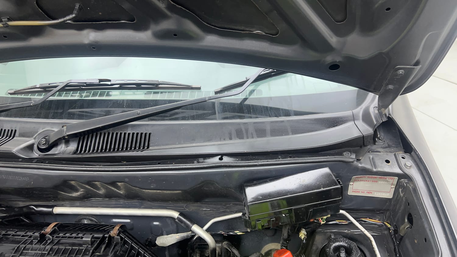 Used 2015 Maruti Suzuki Alto 800 Lxi Petrol Manual engine ENGINE LEFT SIDE HINGE & APRON VIEW