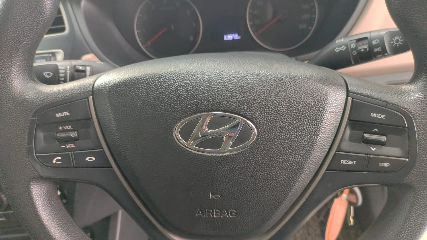 Used 2019 Hyundai Elite i20 Magna Plus 1.2 Petrol Manual top_features Steering mounted controls
