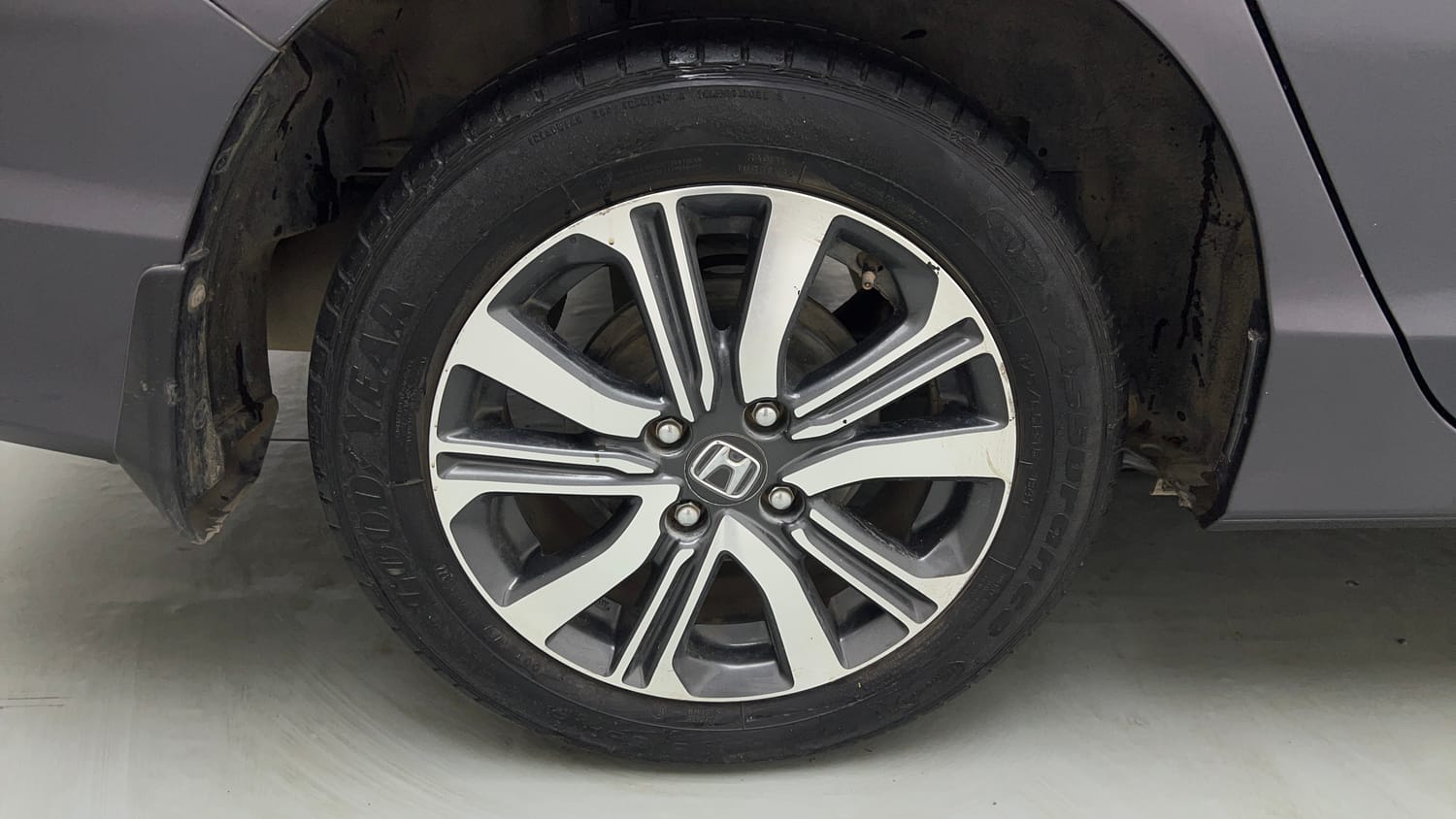 Used 2022 Honda City 4th Generation V Petrol Petrol Manual tyres RIGHT REAR TYRE RIM VIEW