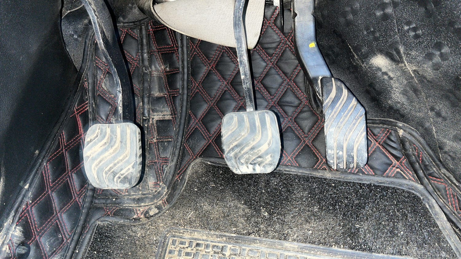Used 2021 Renault Kiger RXZ 1.0 Turbo MT Petrol Manual interior PEDALS VIEW