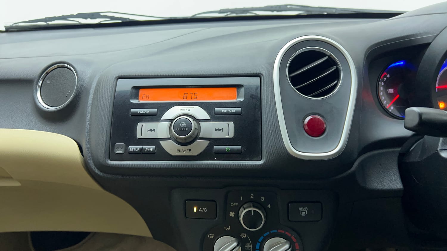 Used 2014 Honda Mobilio S Petrol Petrol Manual top_features Integrated (in-dash) music system