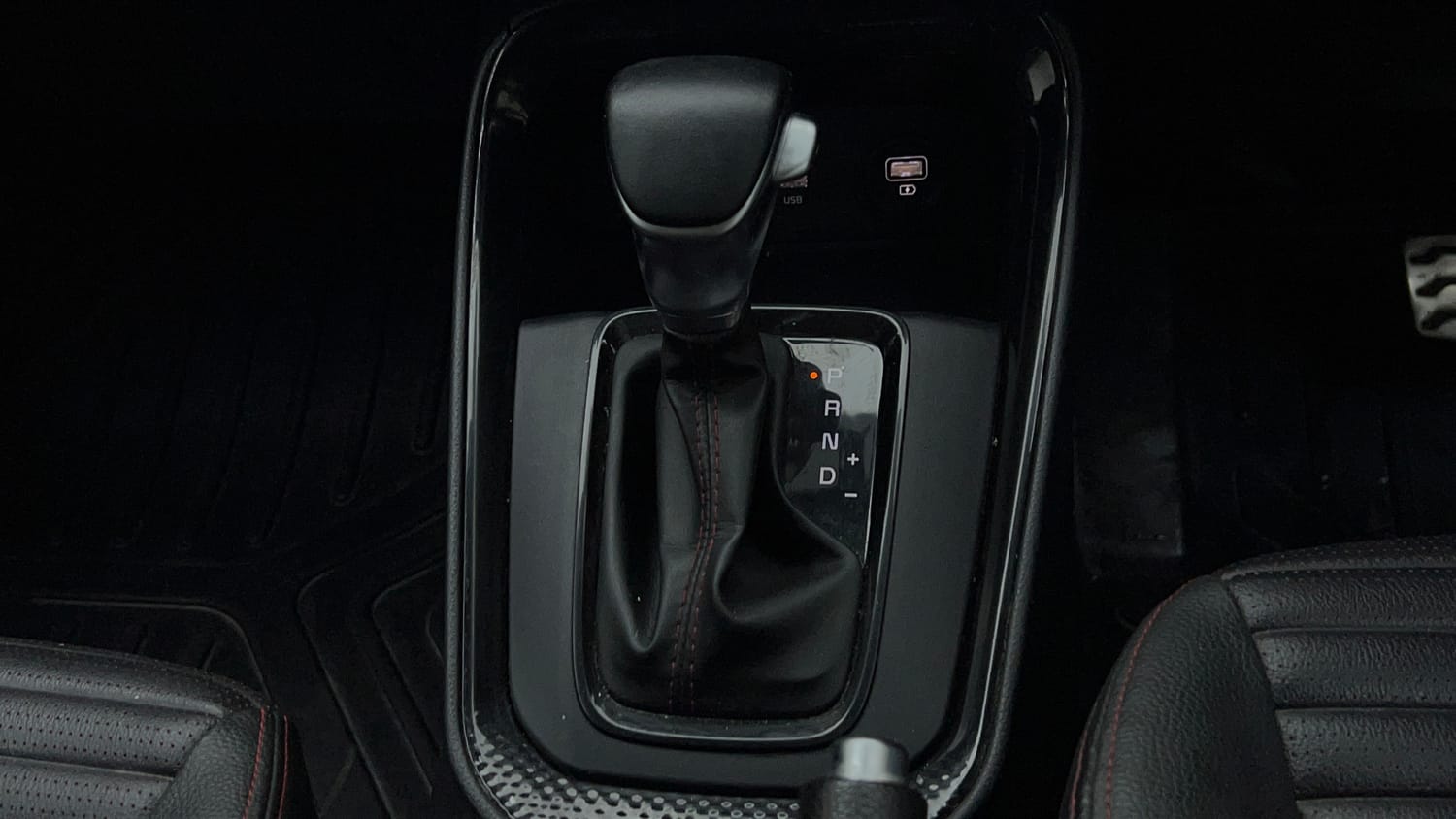 Used 2022 Kia Sonet GTX Plus 1.5 AT Diesel Automatic interior GEAR  KNOB VIEW