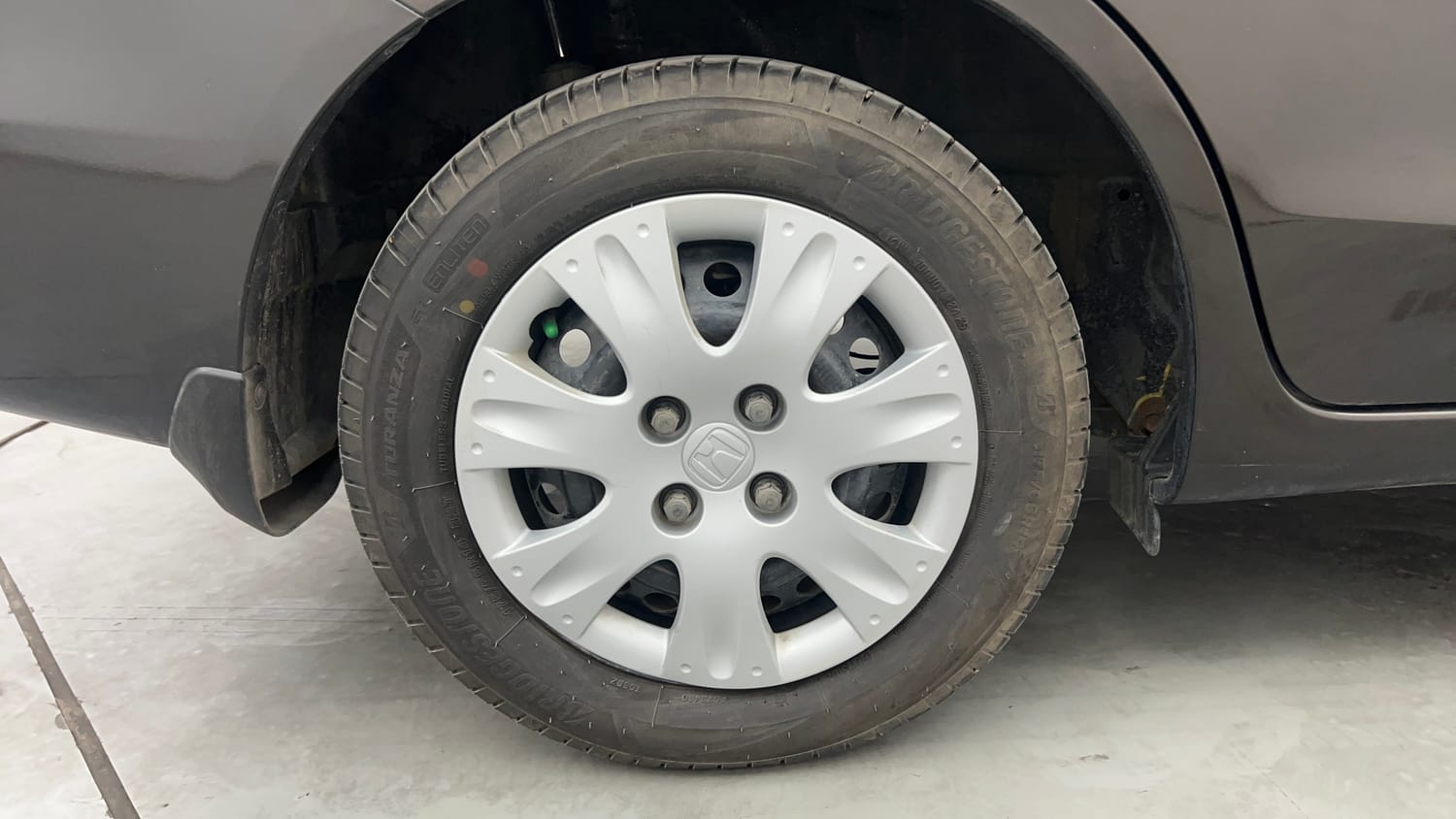 Used 2017 Honda Amaze 1.2 SX i-VTEC Petrol Manual tyres RIGHT REAR TYRE RIM VIEW