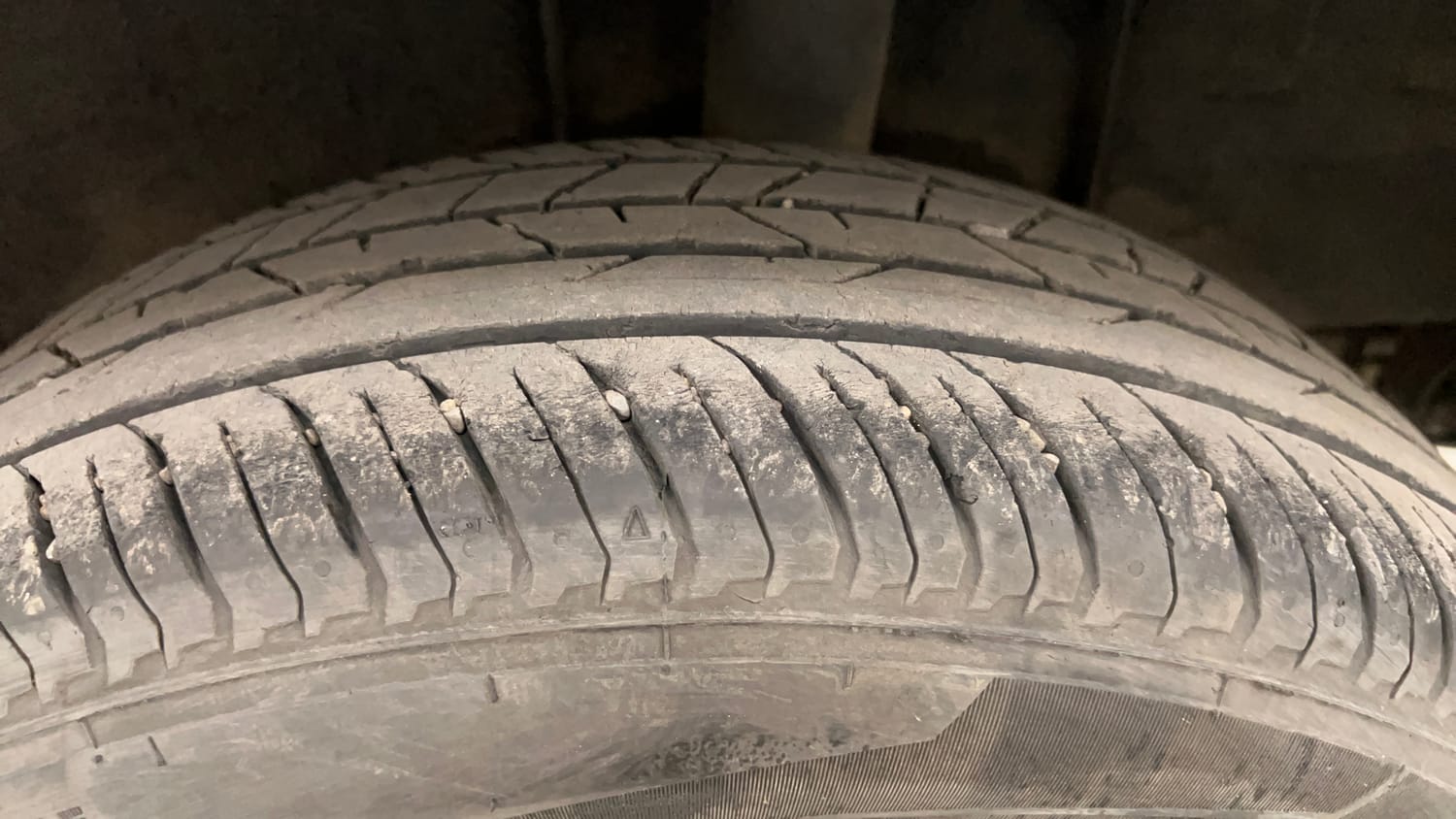 Used 2024 Renault Kiger RXZ Turbo CVT Dual Tone Petrol Automatic tyres LEFT REAR TYRE TREAD VIEW