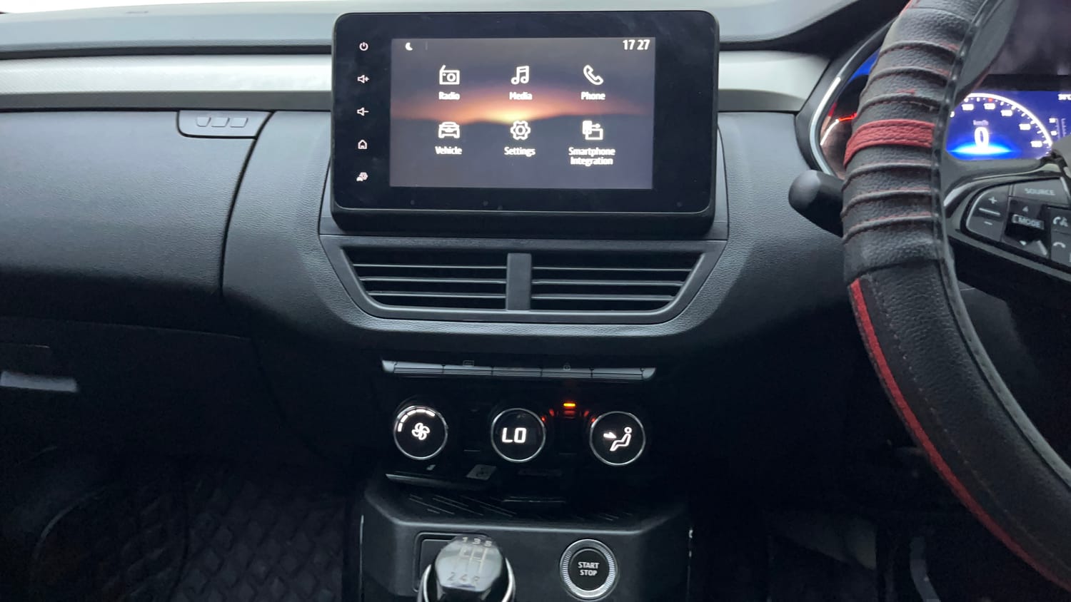 Used 2021 Renault Kiger RXZ 1.0 Turbo MT Petrol Manual interior MUSIC SYSTEM & AC CONTROL VIEW