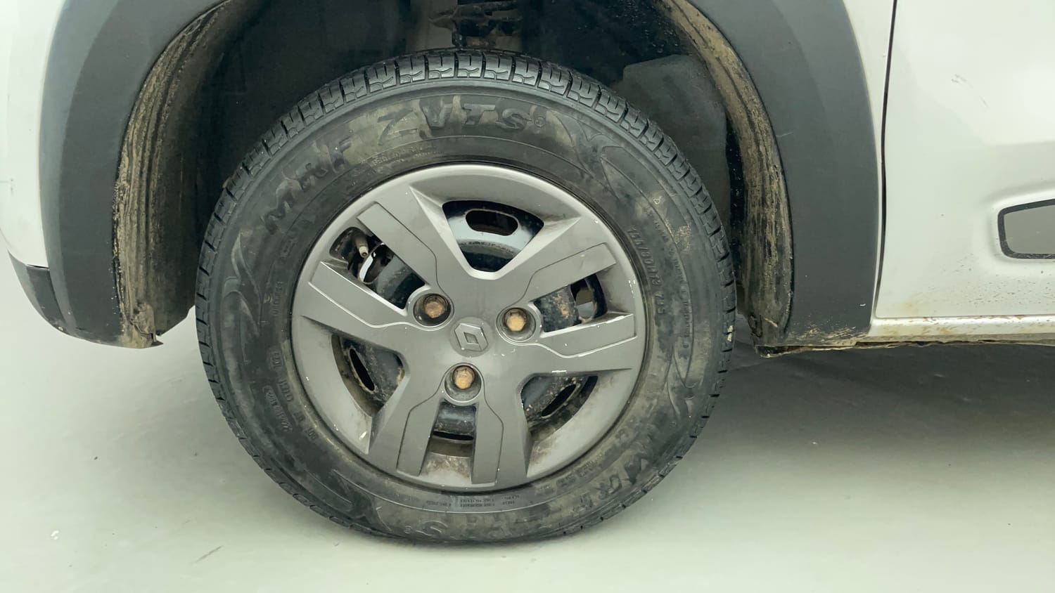 Used 2017 Renault Kwid 1.0 RXT Petrol Manual tyres LEFT FRONT TYRE RIM VIEW