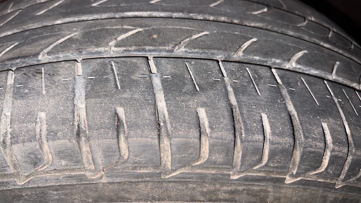 Used 2018 Hyundai Elite i20 Asta 1.2 (O) Petrol Manual tyres RIGHT FRONT TYRE TREAD VIEW