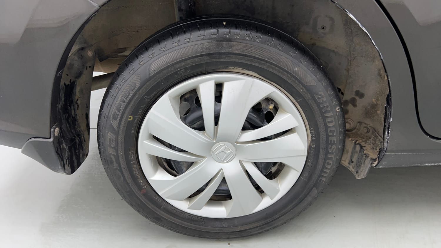 Used 2022 Honda Amaze S MT 1.2 Petrol Petrol Manual tyres RIGHT REAR TYRE RIM VIEW