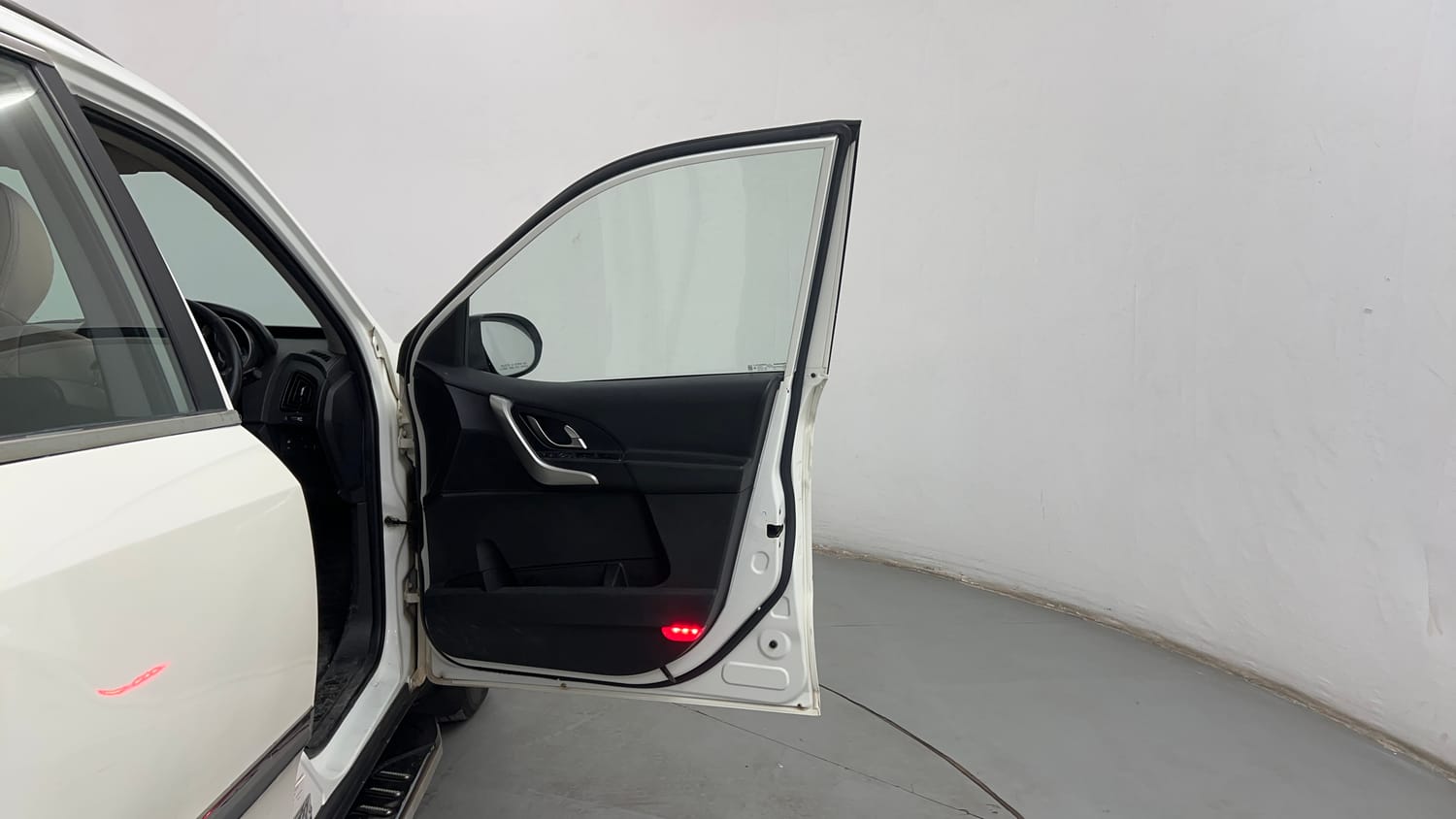 Used 2019 Mahindra XUV500 W9 Diesel Manual interior RIGHT FRONT DOOR OPEN VIEW