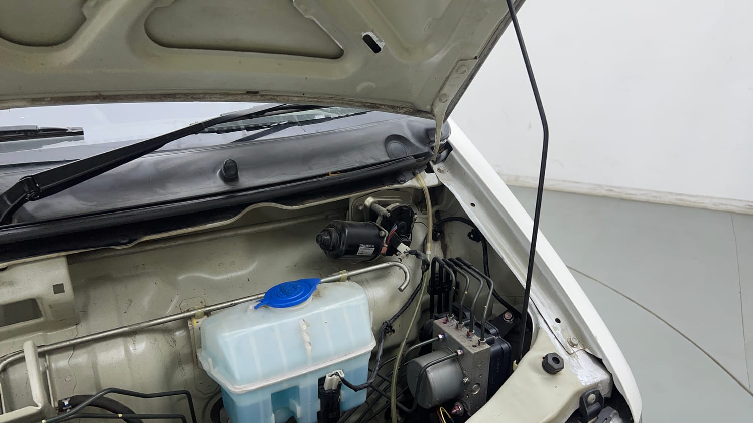 Used 2022 Maruti Suzuki Eeco 5 STR AC (O) Petrol Manual engine ENGINE LEFT SIDE HINGE & APRON VIEW