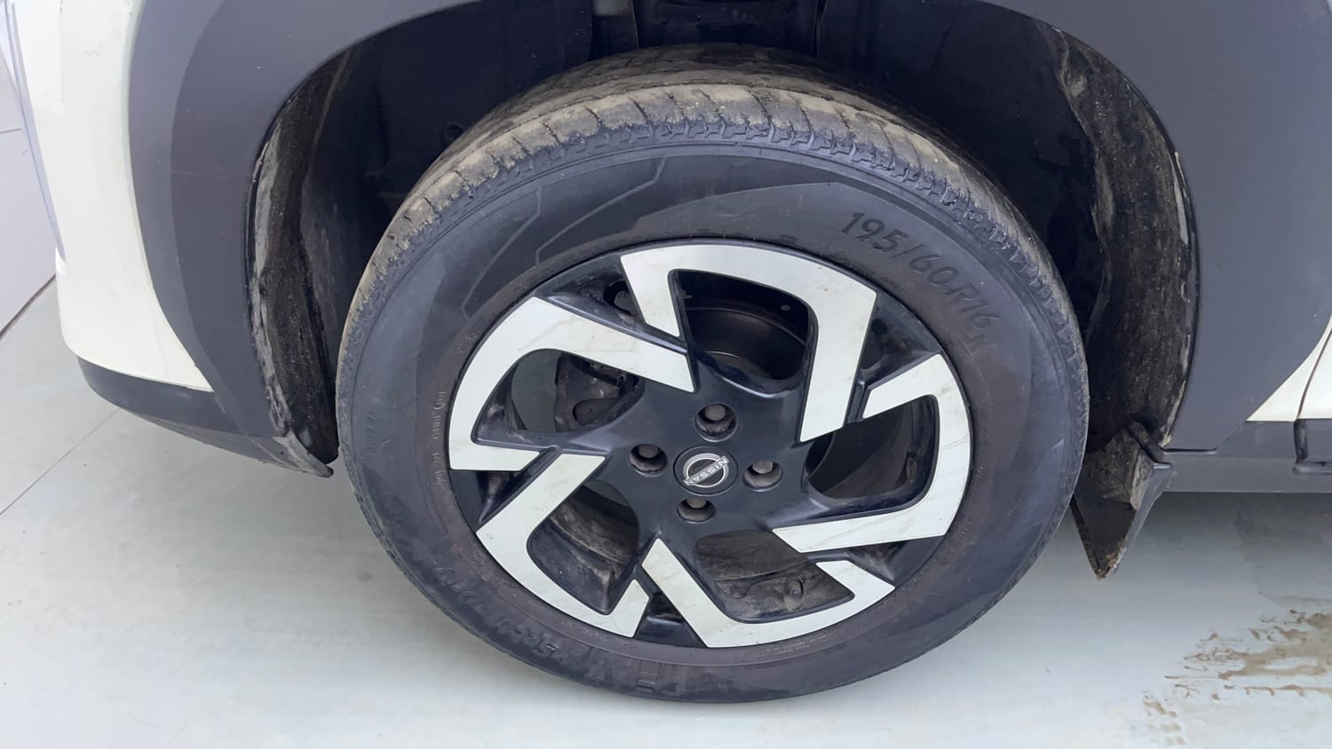 Used 2021 Nissan Magnite XV Dual Tone Petrol Manual tyres LEFT FRONT TYRE RIM VIEW