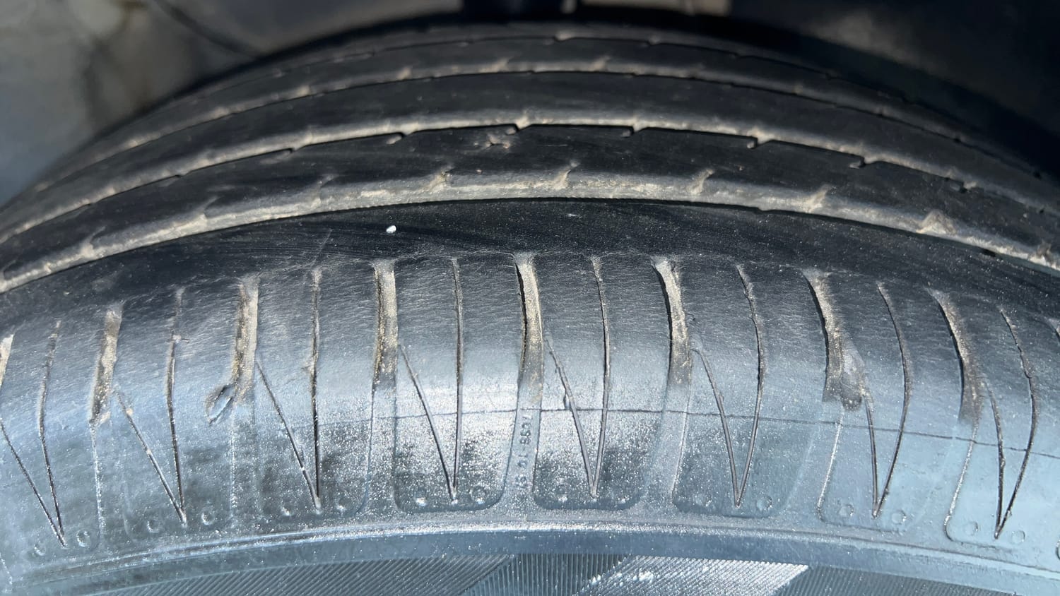Used 2022 Kia Sonet GTX Plus 1.5 AT Diesel Automatic tyres RIGHT FRONT TYRE TREAD VIEW
