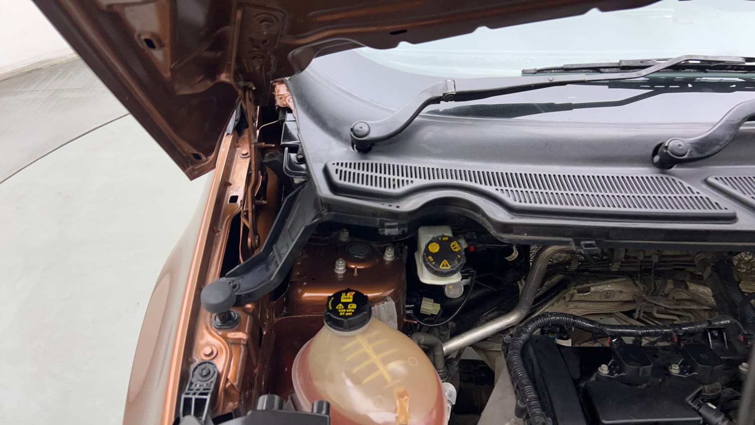 Used 2018 Ford EcoSport Titanium 1.5L Ti-VCT Petrol Manual engine ENGINE RIGHT SIDE HINGE & APRON VIEW
