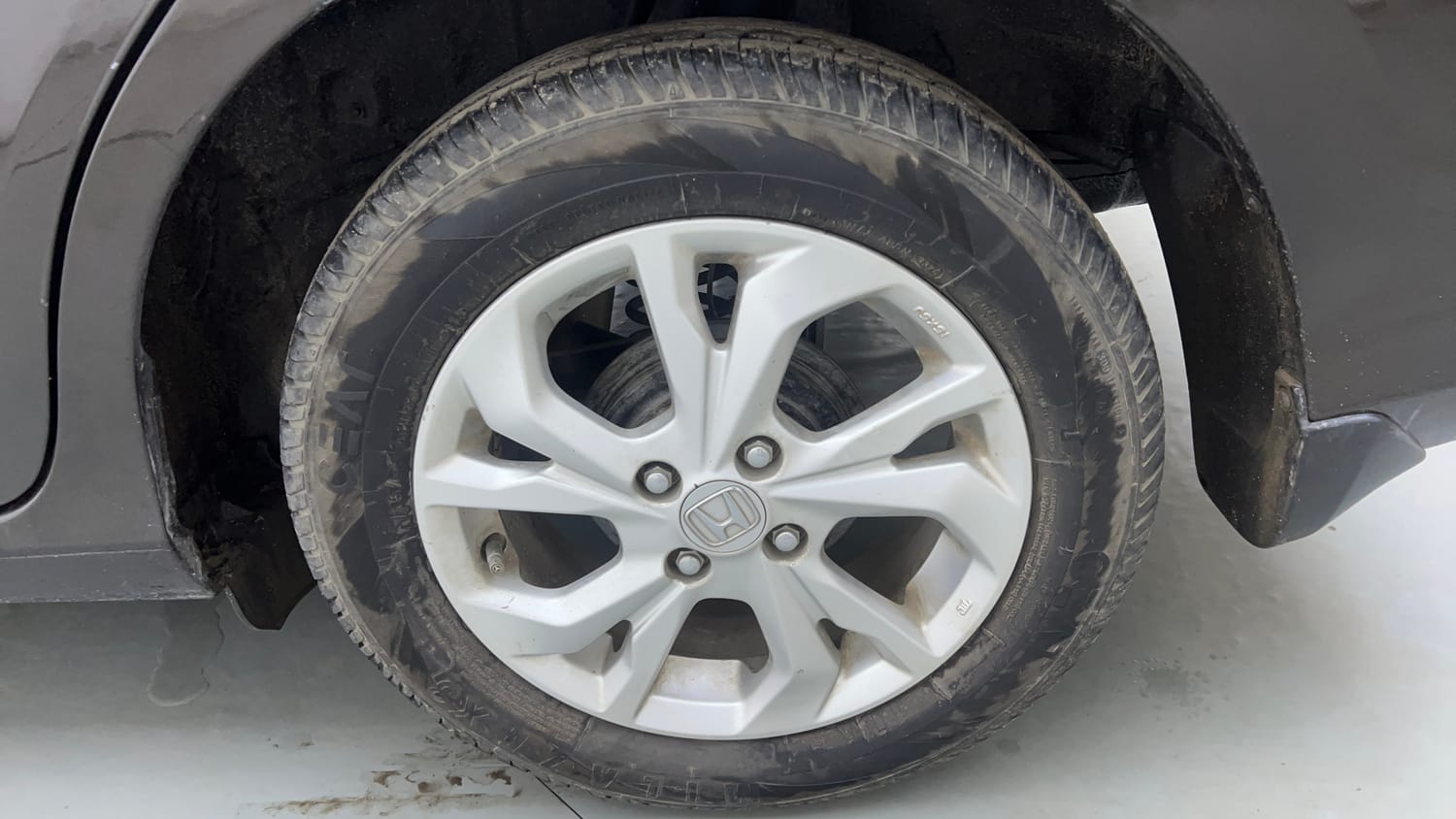 Used 2020 Honda Amaze 1.2 VX CVT Petrol Petrol Automatic tyres LEFT REAR TYRE RIM VIEW