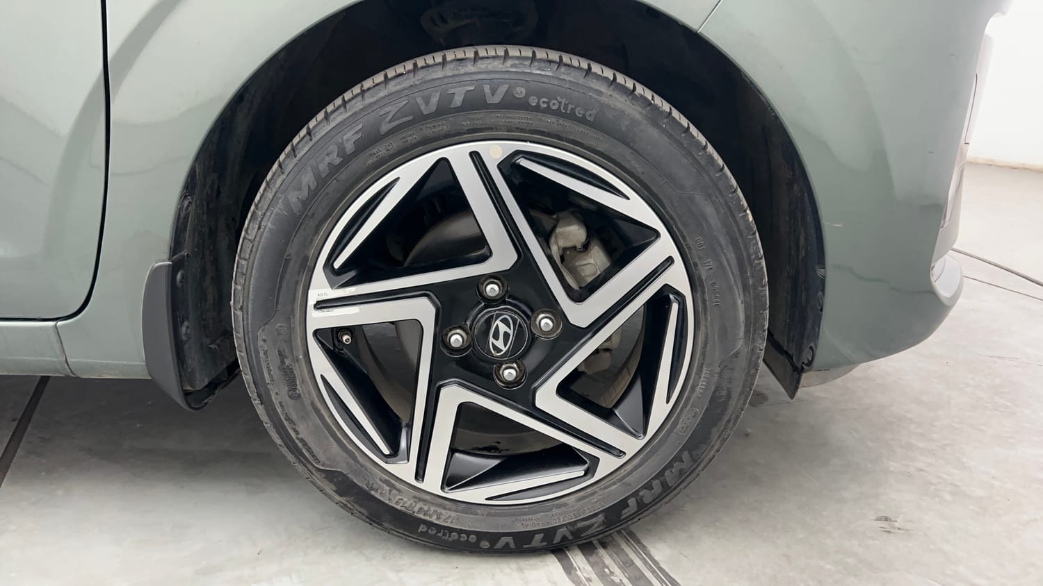 Used 2025 Hyundai Grand i10 Nios Asta 1.2 Kappa AMT Petrol Automatic tyres RIGHT FRONT TYRE RIM VIEW