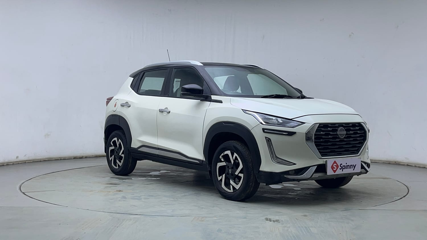 Used 2021 Nissan Magnite XV Dual Tone Petrol Manual exterior RIGHT FRONT CORNER VIEW