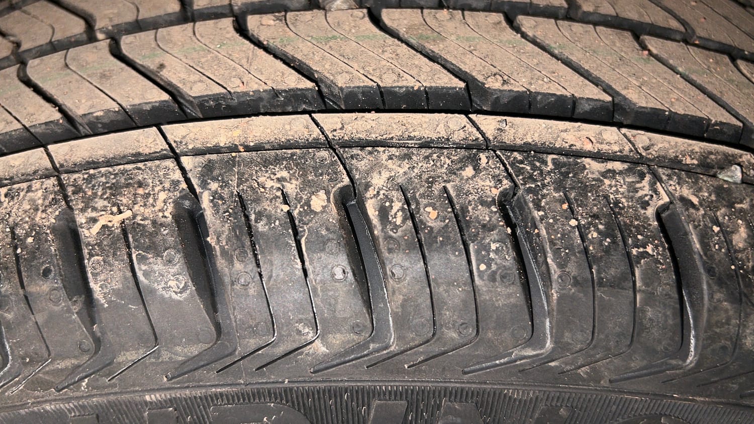 Used 2015 Volkswagen Polo Comfortline 1.2L (P) Petrol Manual tyres LEFT REAR TYRE TREAD VIEW