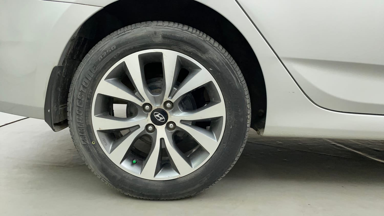 Used 2016 Hyundai Fluidic Verna 4S 1.6 VTVT SX Petrol Manual tyres RIGHT REAR TYRE RIM VIEW