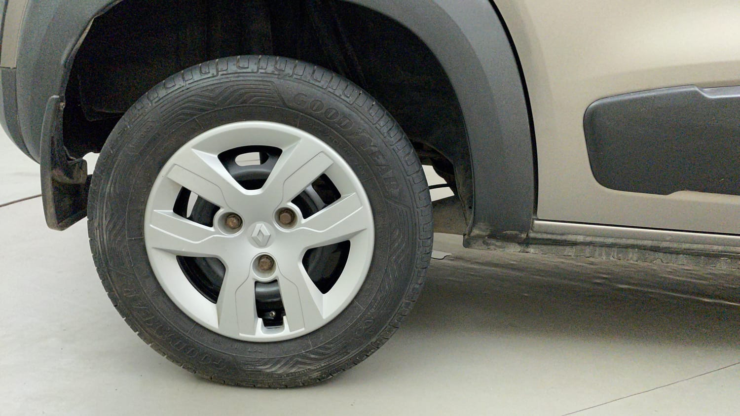 Used 2016 Renault Kwid RXT Petrol Manual tyres RIGHT REAR TYRE RIM VIEW