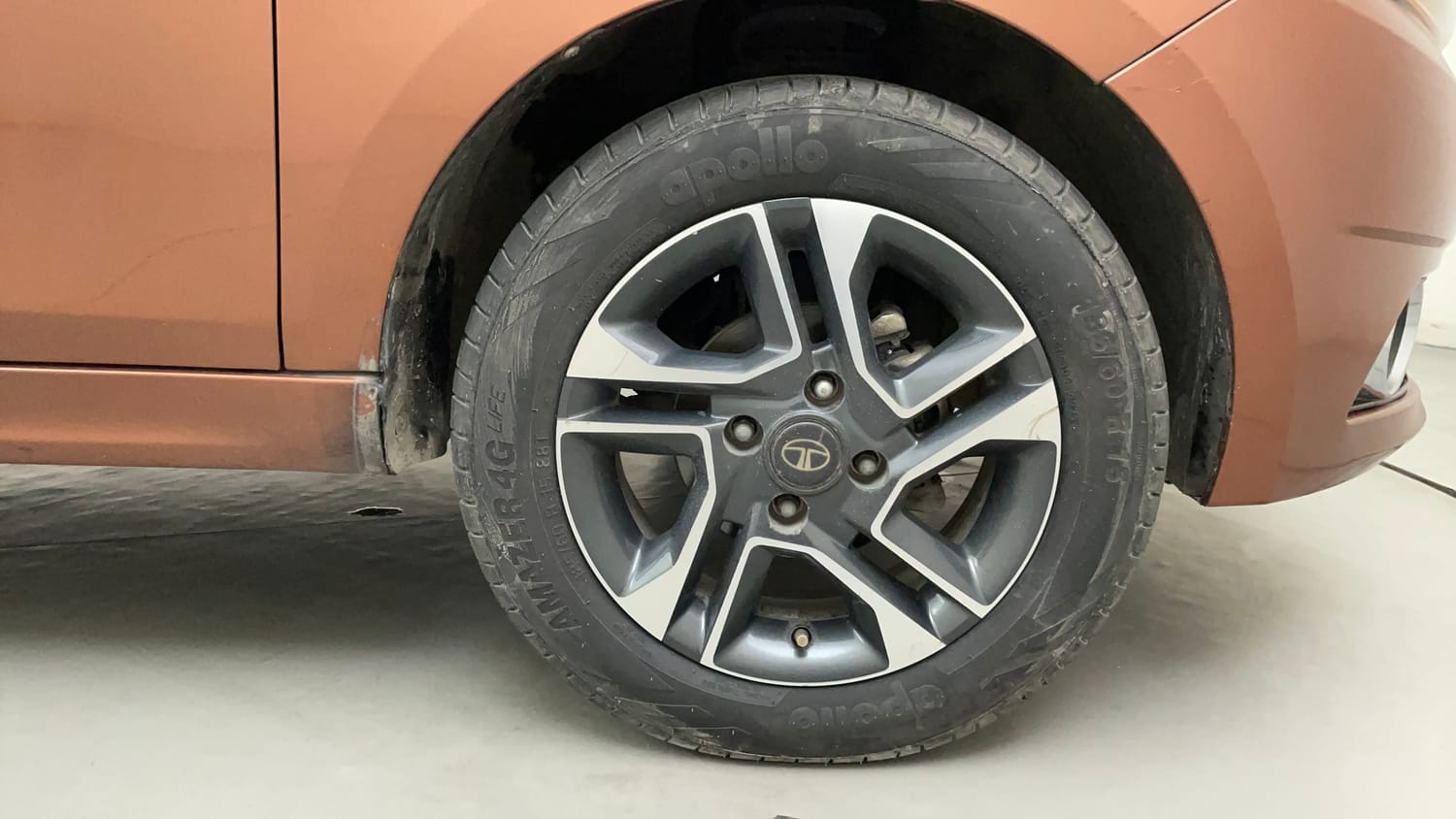 Used 2017 Tata Tigor Revotron XZ (O) Petrol Manual tyres RIGHT FRONT TYRE RIM VIEW