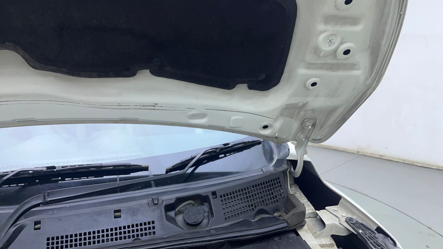 Used 2021 Nissan Magnite XV Dual Tone Petrol Manual engine ENGINE LEFT SIDE HINGE & APRON VIEW