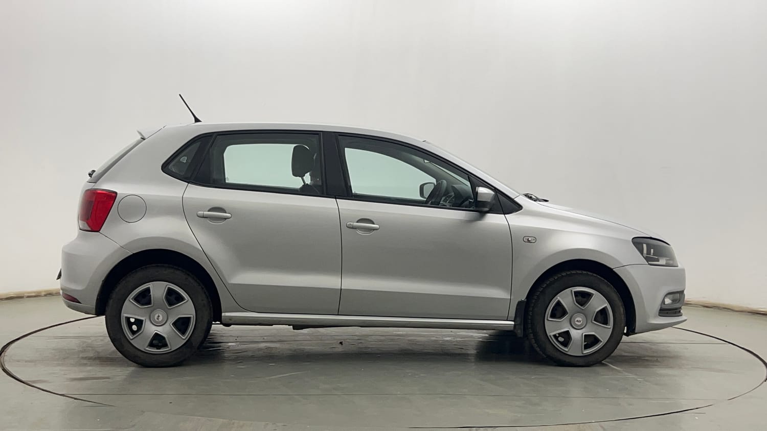Used 2015 Volkswagen Polo Comfortline 1.2L (P) Petrol Manual exterior RIGHT SIDE VIEW