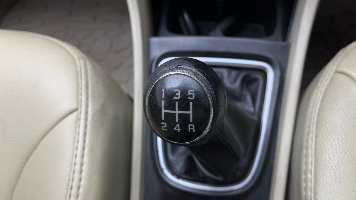 Used 2019 Maruti Suzuki Ciaz Alpha Hybrid 1.5 Petrol Manual interior GEAR  KNOB VIEW