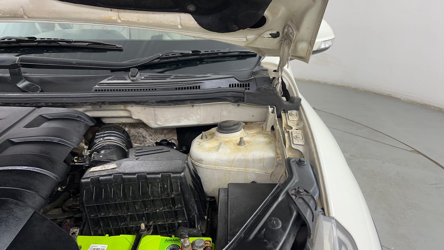 Used 2019 Mahindra XUV500 W9 Diesel Manual engine ENGINE LEFT SIDE HINGE & APRON VIEW